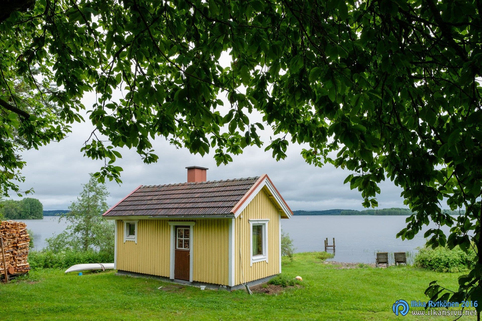 Sauna, 16 mm, 1/125 s, ƒ/11, ISO 1250 (XF16mmF1.4 R WR)