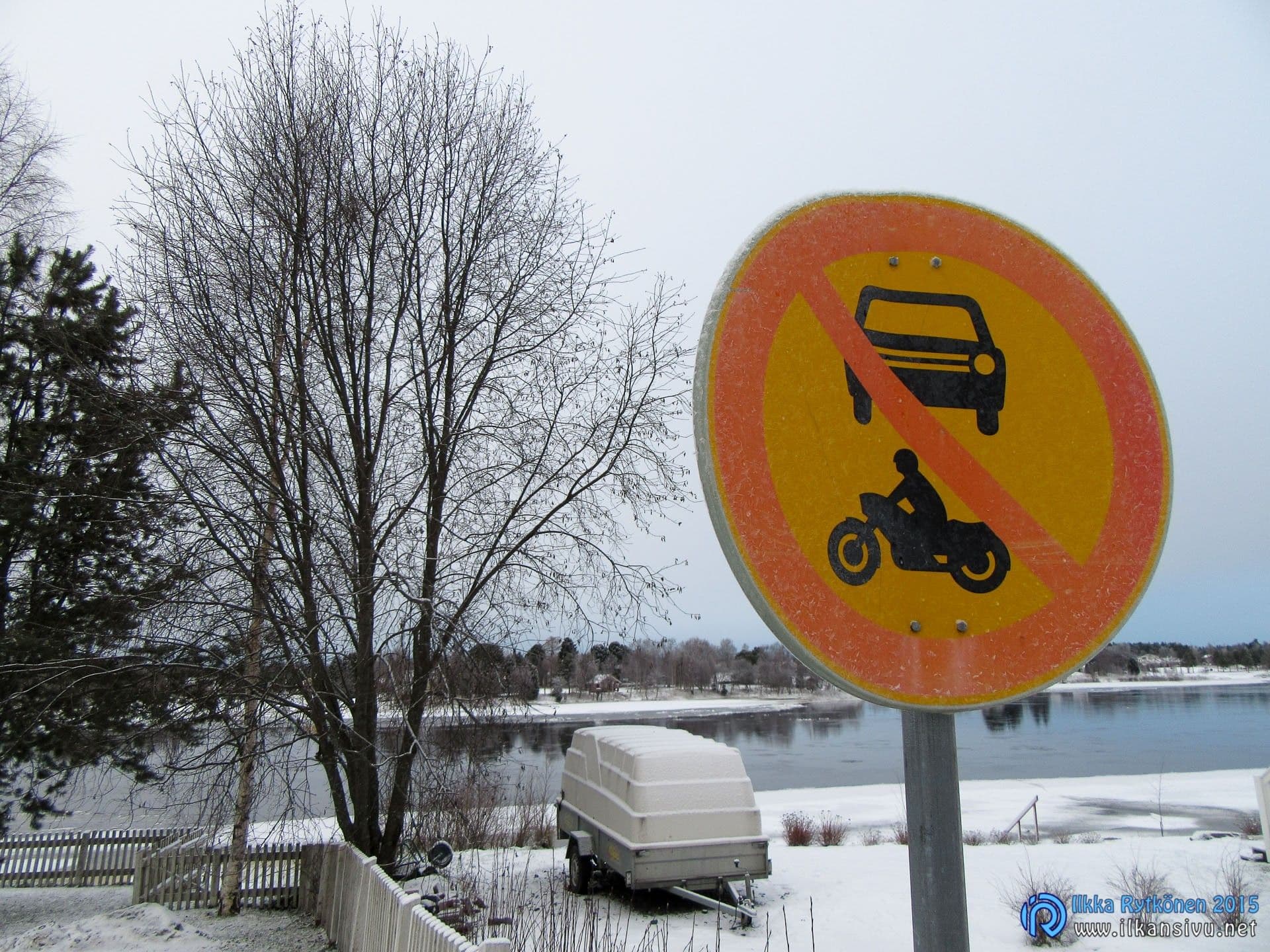 Liikennemerkki lumisen rannan edustalla iPhone 6S Plus -puhelimella kuvattuna