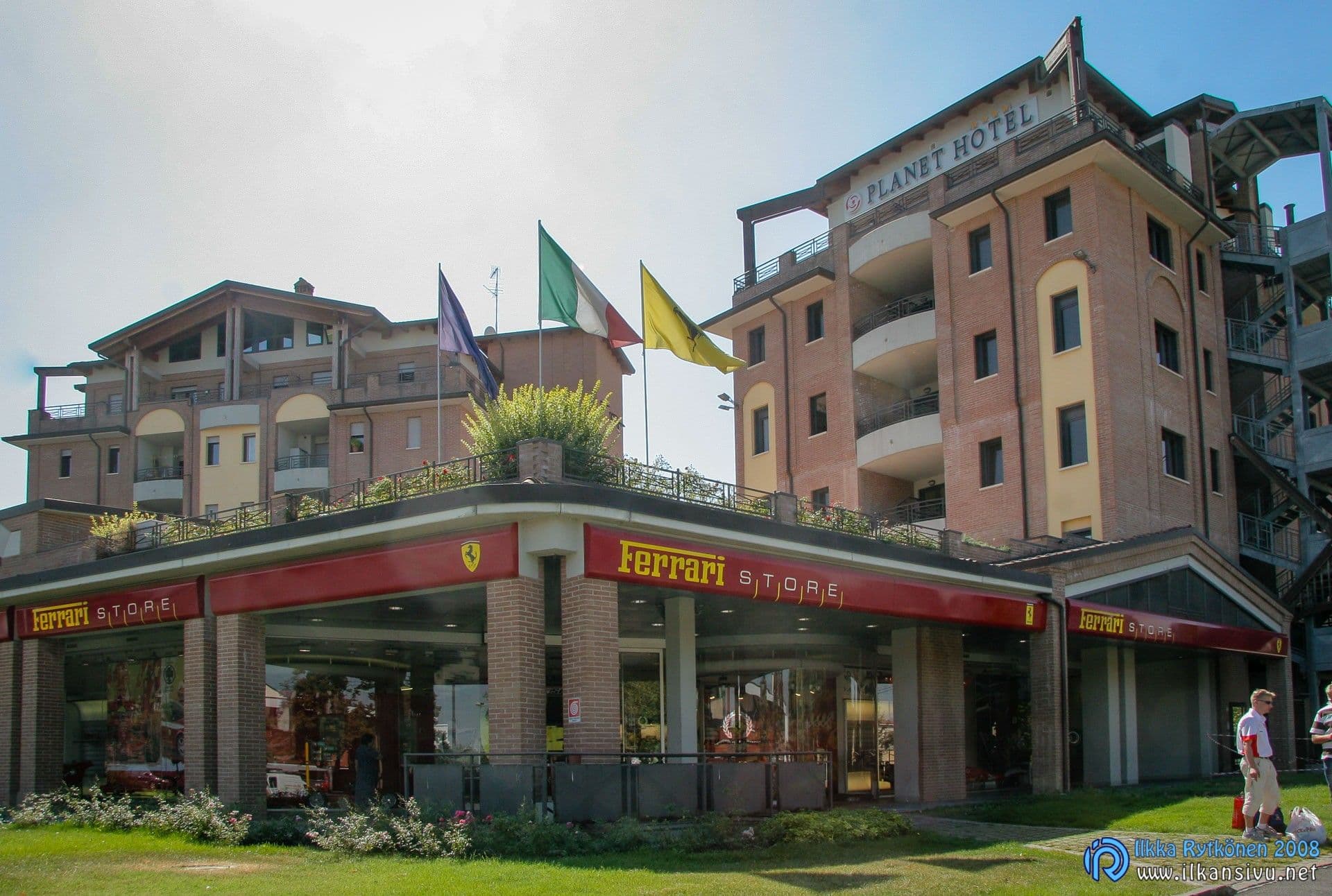 Ferrari Store ja Planet Hotel