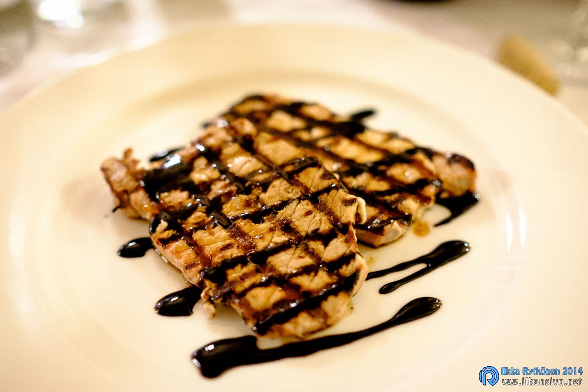 Restaurant Paddock, 23 mm, 1/40 s, ƒ/1.8, ISO 6400 (XF23mmF1.4 R)