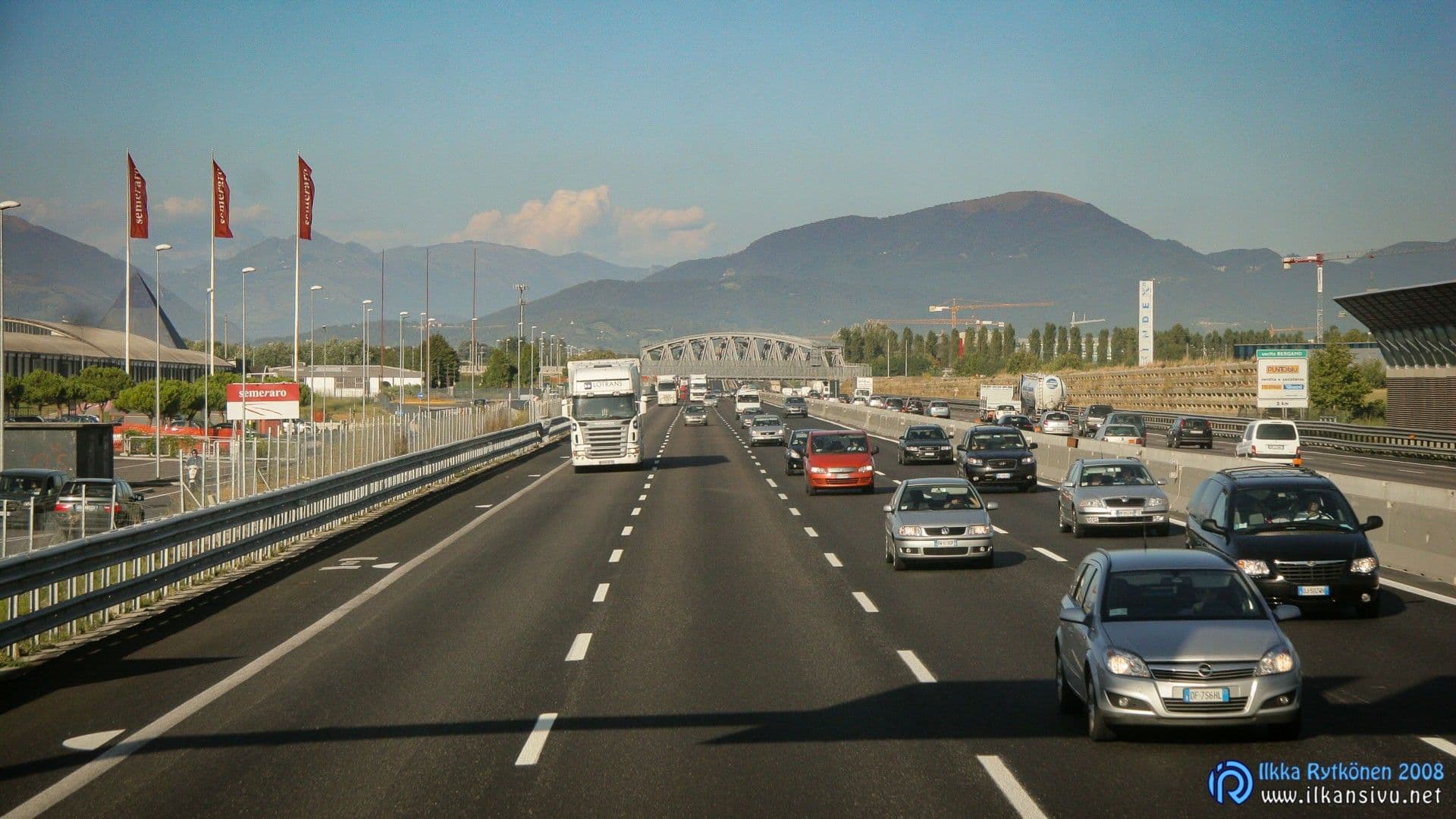 Bussin takaikkunasta näkymää autostradalle
