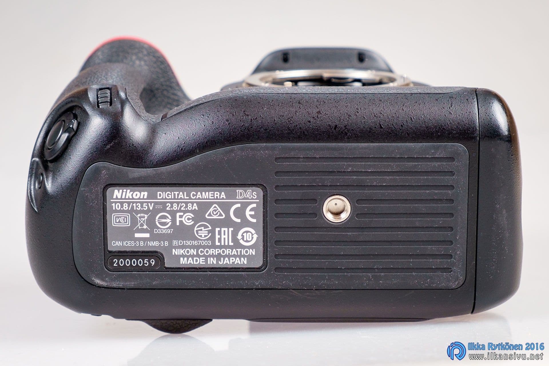 Nikon D4S pohjasta