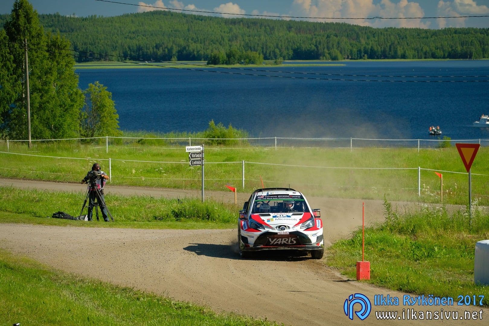 Esapekka Lappi ja Janne Ferm, Toyota Yaris WRC numero 12, soramutkassa järvimaisemassa – Neste Rally Finland 2017