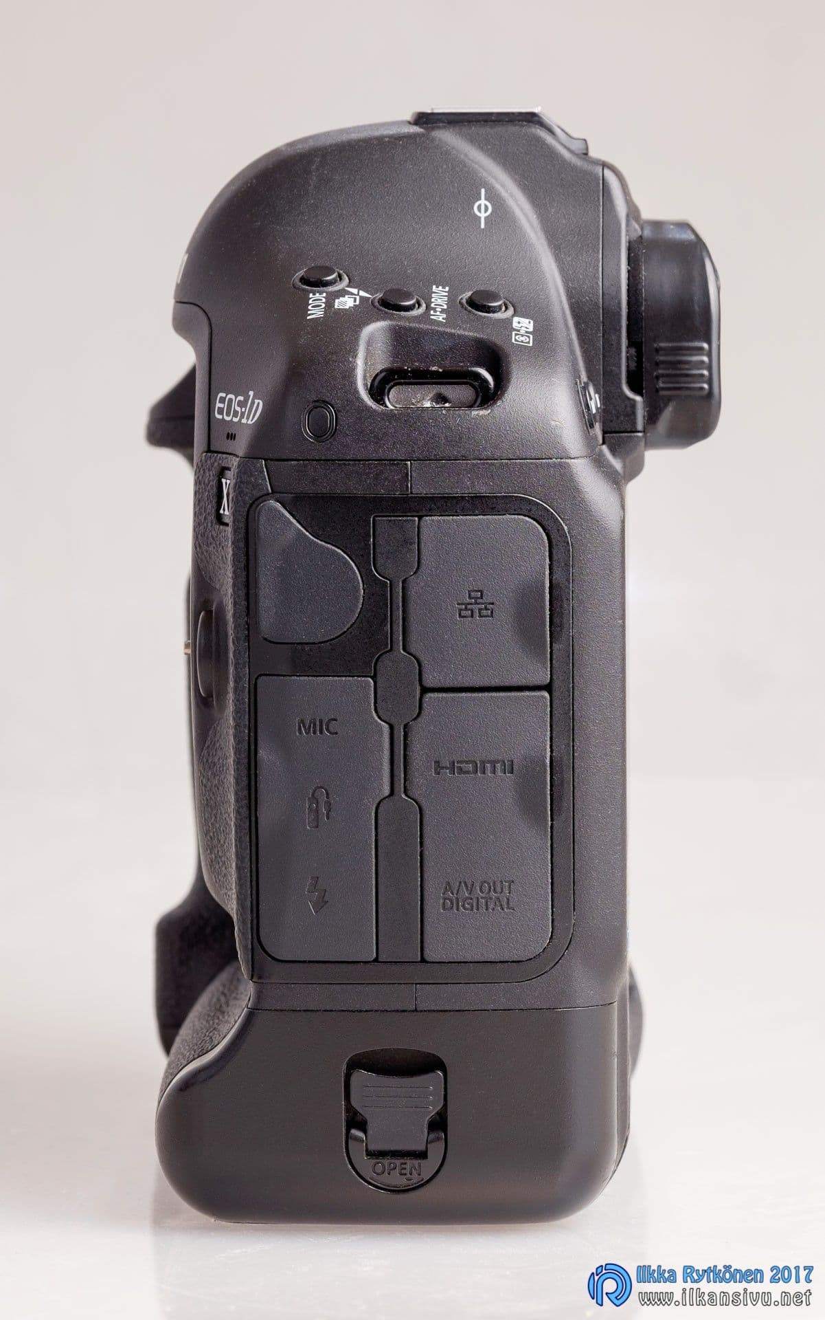 Canon EOS-1D X vasemmalta