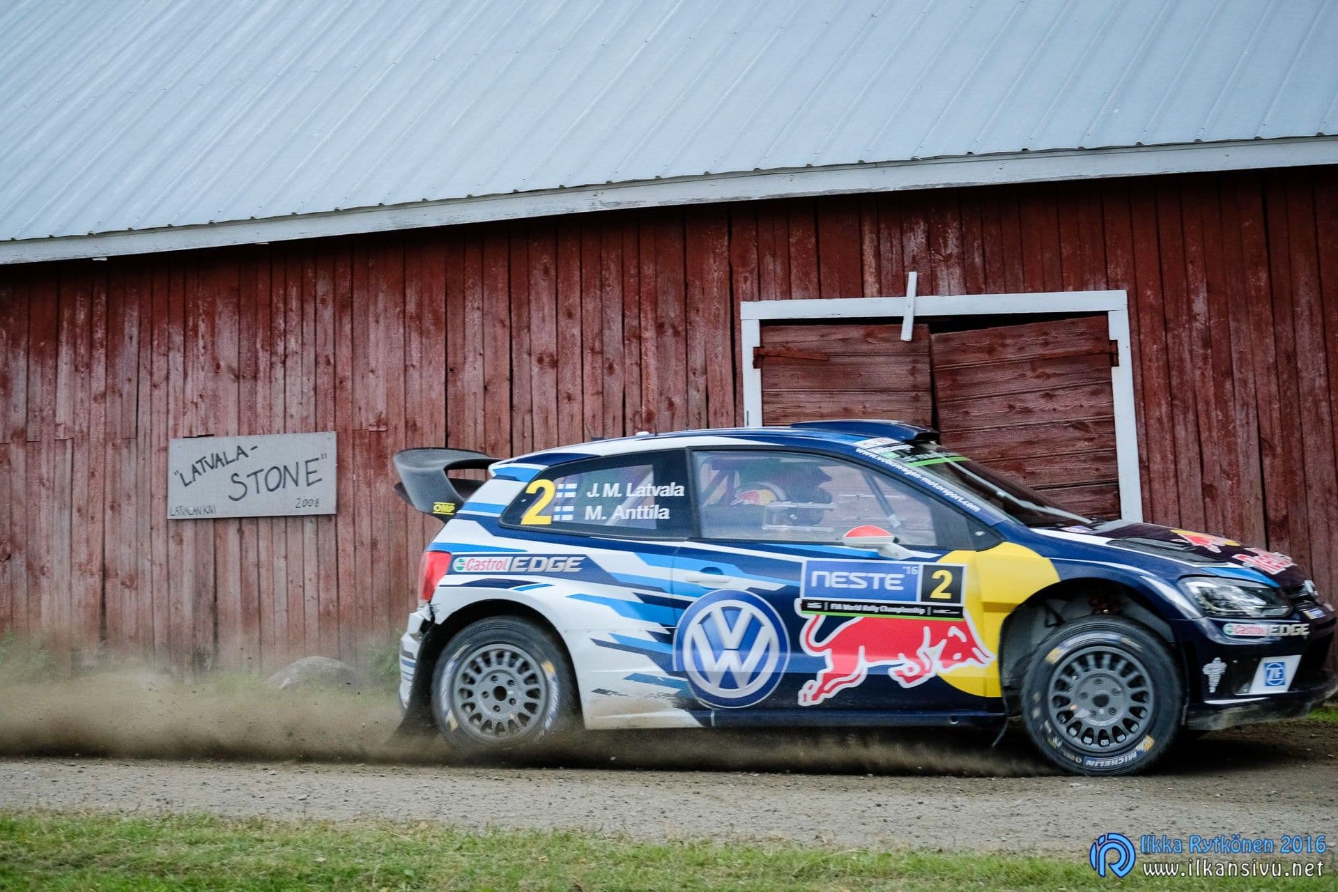 Jari-Matti Latvala ja Miikka Anttila, Volkswagen Polo R WRC numero 2, punaisen puurakennuksen edustalla – Neste Rally Finland 2016