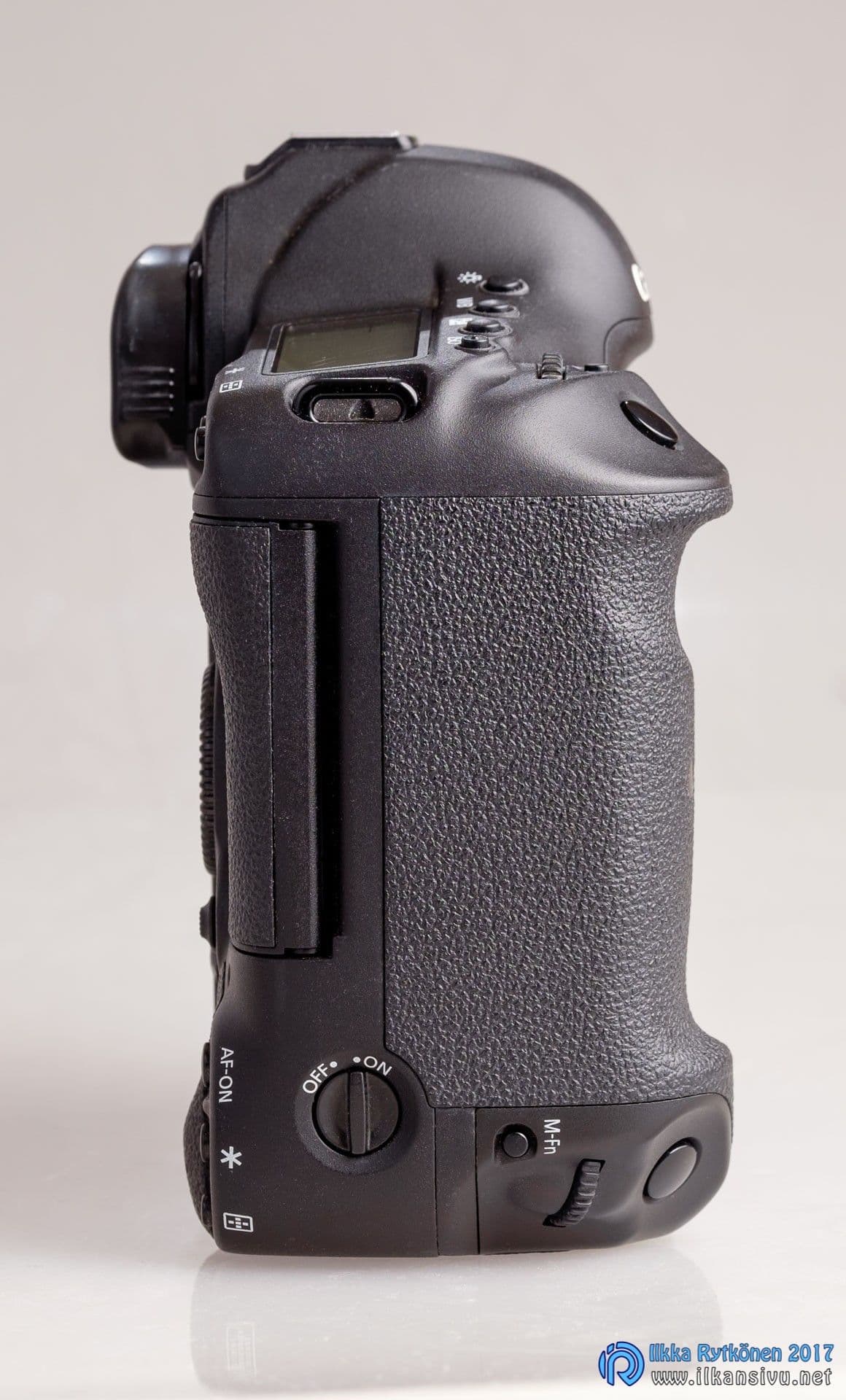 Canon EOS-1D X oikealta