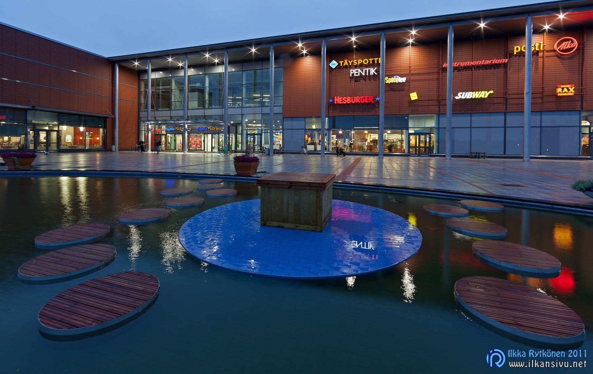 Rajalla shopping centre and the Victoriantori pool during the blue hour