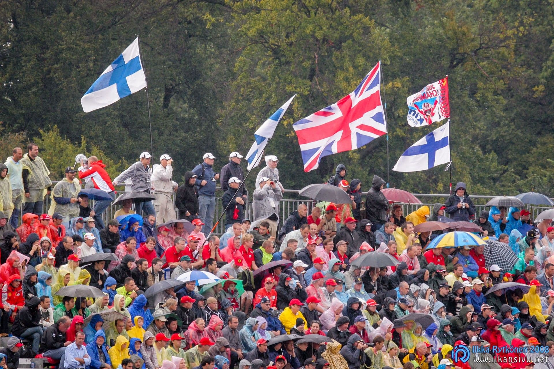 Suomenlippuja katsomossa