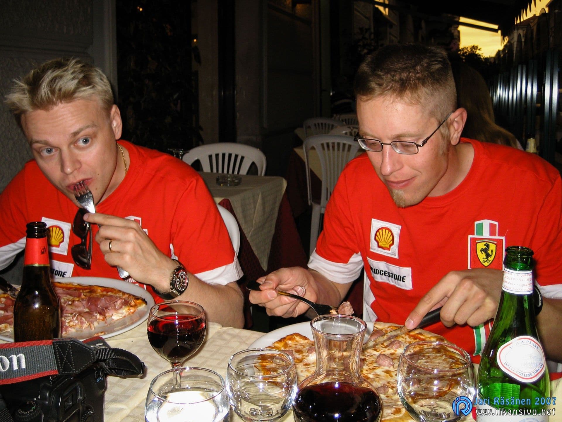 Ristorante The Kitchen, Harri ja Ilkka pizzalla.
