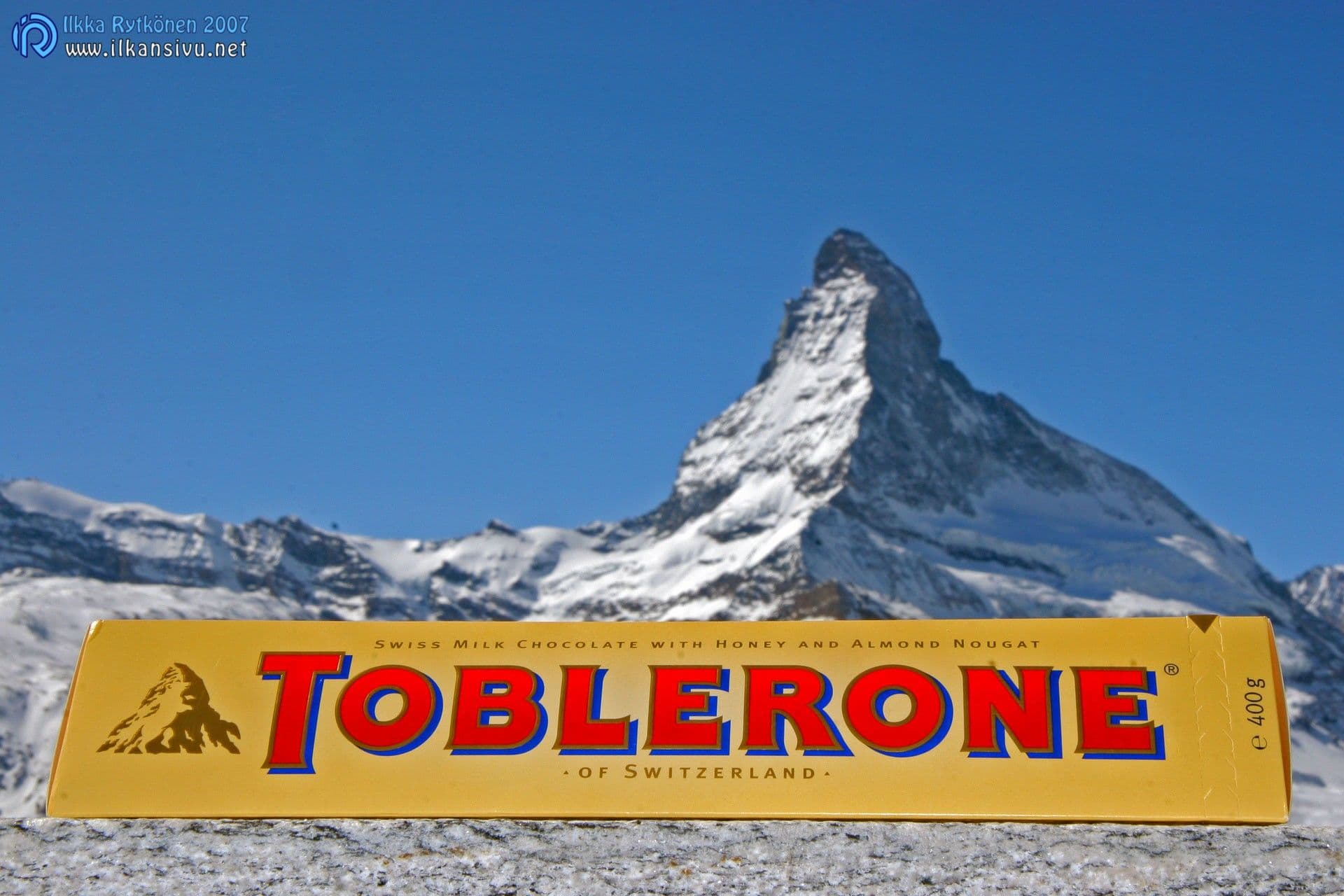 Toblerone-pakkaus lumessa terävähuippuisen vuoren edessä