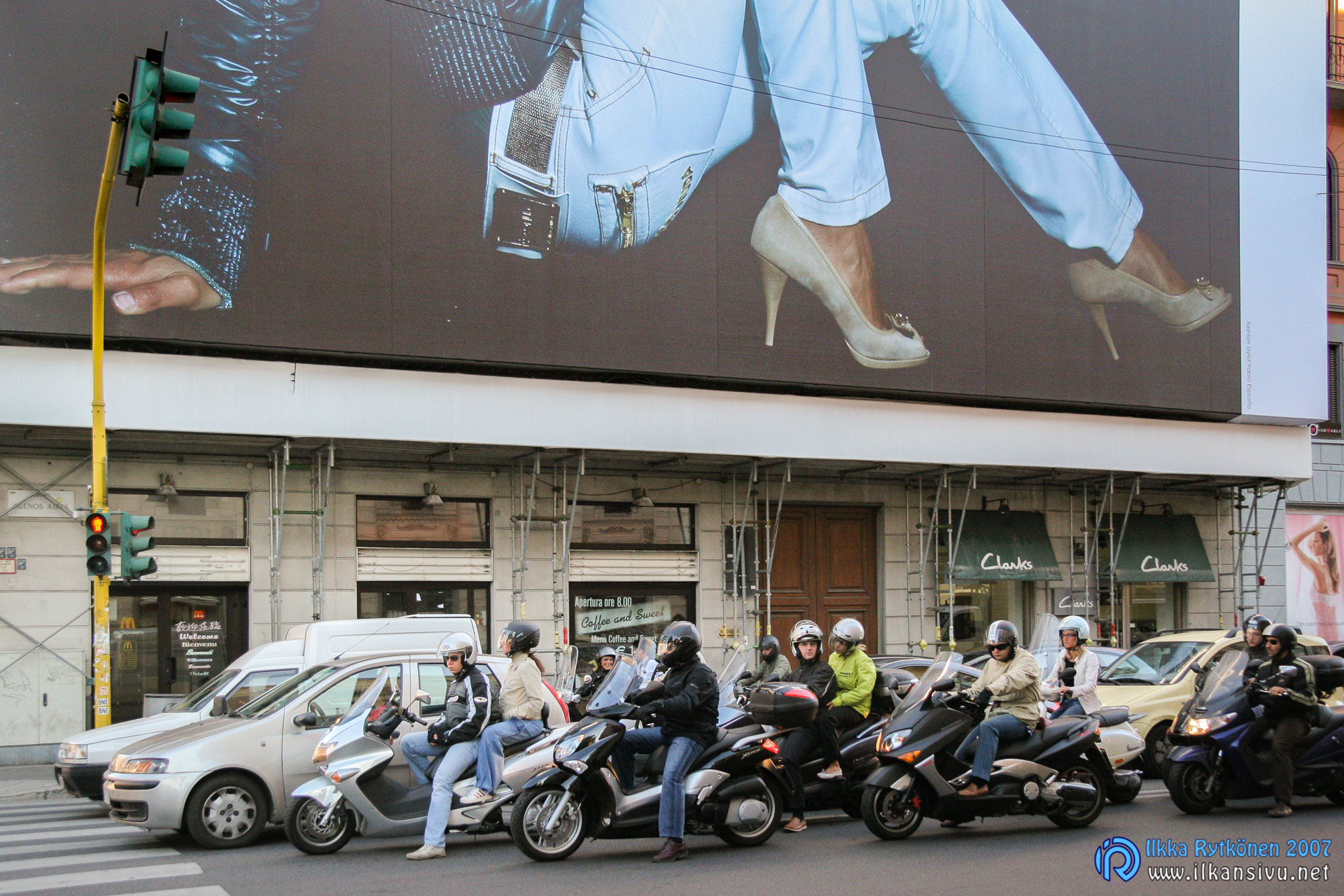 Milanolaisissa liikennevaloissa Corso Buenos Airesin varrella.