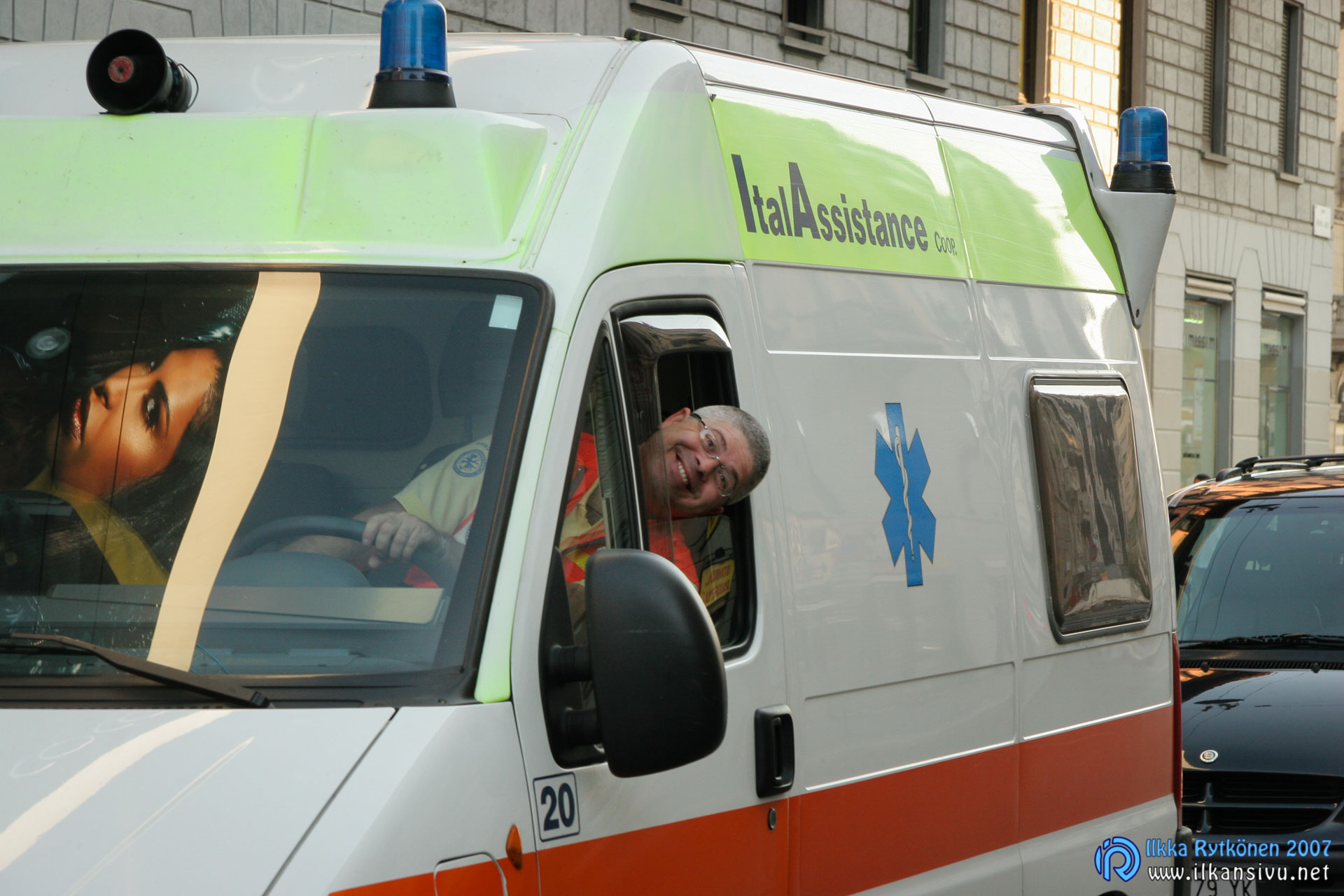 Ambulanssikuski linssiluteena
